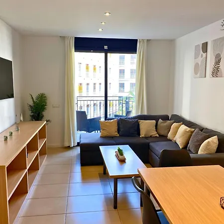 Cozy With Parking & Swimming Pool דירה *